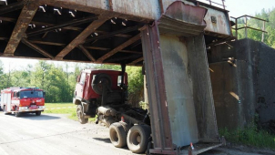 Náklaďák posunul železniční most. Vlak nahradily autobusy