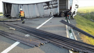 Nehoda kamionu zablokovala D1