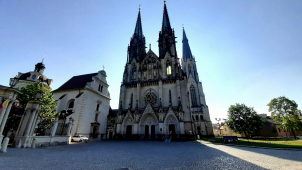 Žena v Dómu rušila křikem bohoslužbu