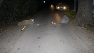 Opilý řidič bez papírů porazil sloupky na Černé cestě