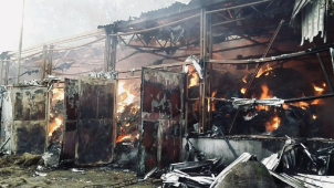 Hasiči zasahují u požáru haly v Mikulovicích na Jesenicku