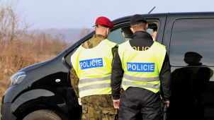 Olomoučtí policisté mezi auty objevili migranty z Afganistánu