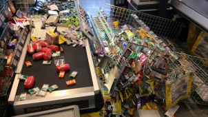 Bankomat nechtěl muži vrátit kartu, ten napadl ostrahu obchodu