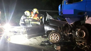 Tragédie u Šternberka: Řidič osobáku nepřežil srážku s kamionem