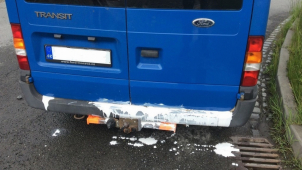 Strážníci pátrali po autu, které za sebou zanechávalo stopy