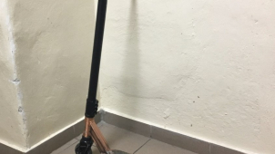 Mladík přijel na staré koloběžce a odjel s novou, hrozí mu trest