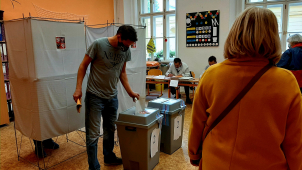 Politické strany, hnutí a koalice znají čísla do říjnových voleb