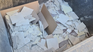 Odpad ze stavby v Olomouci skončil v popelnici