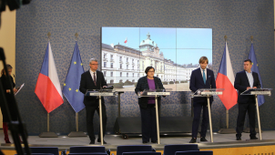 Vláda vyhlásila nouzový stav, ruší se vánoční trhy