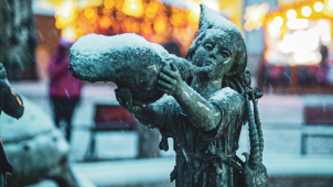 Končící Vánoční trhy pocukroval sníh. Jaké počasí bude o víkendu?