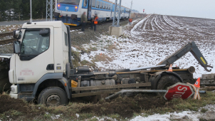 Řidič u Troubelic vjel na přejezd, došlo ke srážce s vlakem