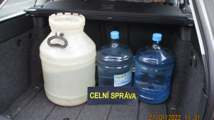 Olomoučtí celníci zadrželi 82 litrů neidentifikovaného alkoholu