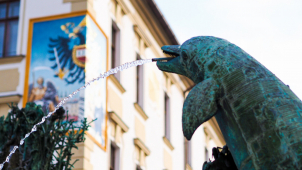 Arionova kašna po zimě opět tryská