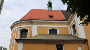 Oprava střechy farního kostela je v polovině