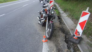 Srazil motorkáře a ujel od nehody