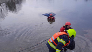 Do mrazivé vody spadlo havarované auto, posádka se zachránila