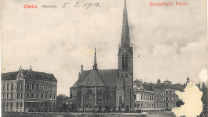 Historické fotky oživí Červený kostel. Hledají se archivní snímky