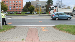 Jedno auto dávalo ženě přednost, druhé ji srazilo a zabilo