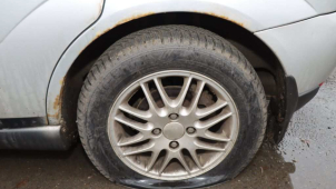 Po "trestné výpravě" zůstalo téměř sto propíchnutých pneumatik