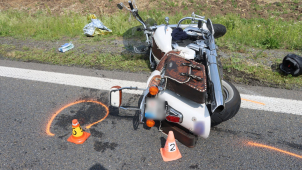 Další bouračky motocyklů: obě zřejmě zavinili řidiči aut