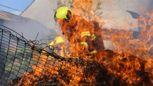 Muž pálil trávu, požár zachvátil sousedící dům