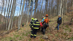 Ke zraněnému lesnímu dělníkovi se lékař musel slanit z vrtulníku