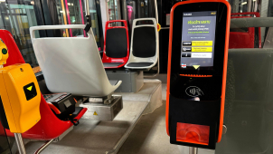 V tramvajích a autobusech už lze koupit jízdenku kartou