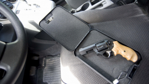 K čemu mu byl revolver? Neopatrností o něj přišel...