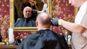 Cítím se jako nahej v trní, řekl oholený Okleštěk