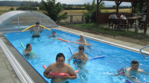 Klienti Barborky si užívají nový bazén pro postižené