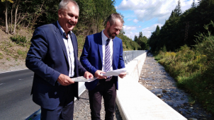 U cesty v Horní Lipové je rekonstruovaná opěrná zeď