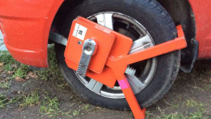 Žena se nejspíš náhodou rozjela i s botičkou na autě