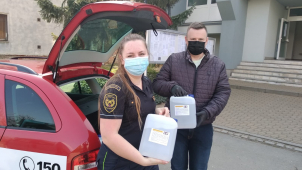 Hasiči rozvážejí dezinfekci starostům