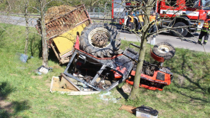 Řidič v Plumlově převrátil na bok svůj traktor