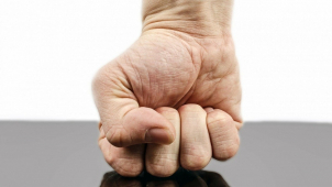 Policie dopadla útočníky, kteří napadli bezdomovce