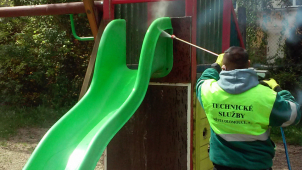 Výměna písku je téměř hotova, dezinfikování pokračuje