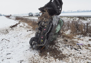 Místo sebevraždy vražda. Vážně zraněnou ženu našli na ulici, zemřela v nemocnici