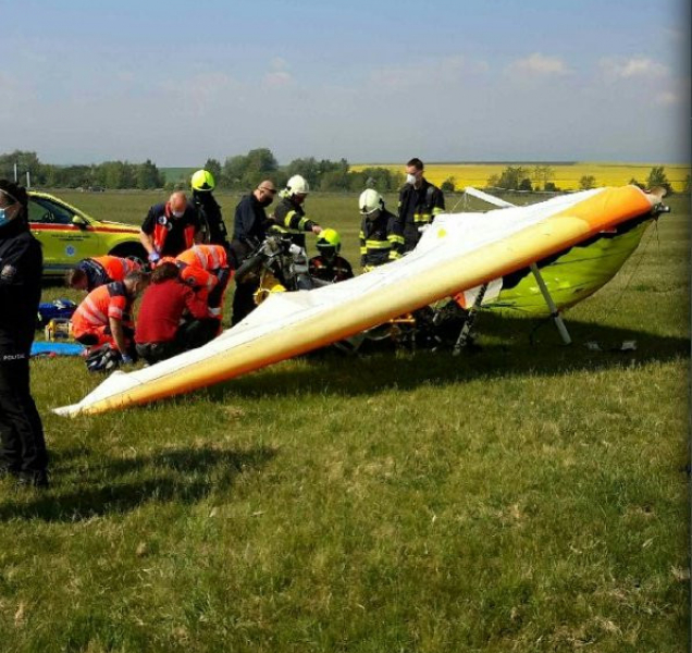 Pilotka rogala nezvládla řízení a z malé výšky spadla na zem