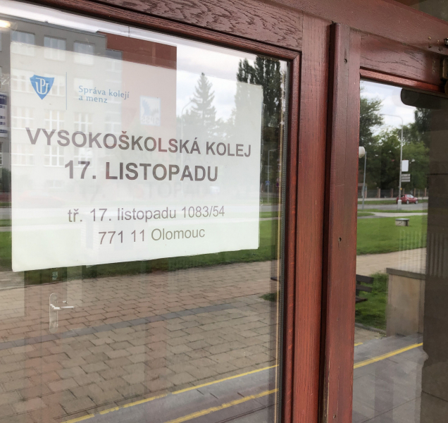 Správa kolejí a menz UP počítá milionové ztráty