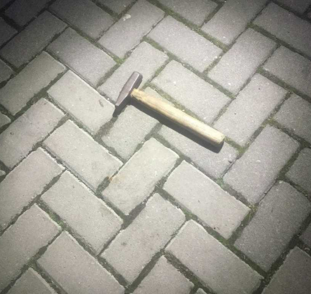 Neznámý pachatel hodil po ostraze Flory kladivo, ta slyšela smích