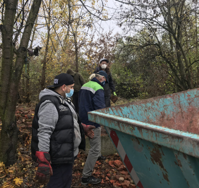 Největší černá skládka v Olomouci mizí, pomáhají lidé bez domova