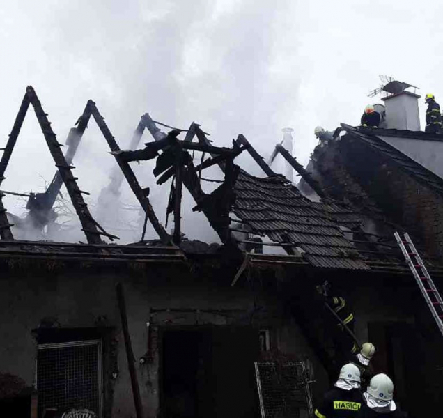 V Olšovci hoří rodinný dům, u požáru zasahují hasiči