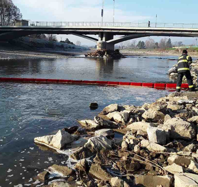 Hasiči zasahují v Hranicích na řece Bečvě