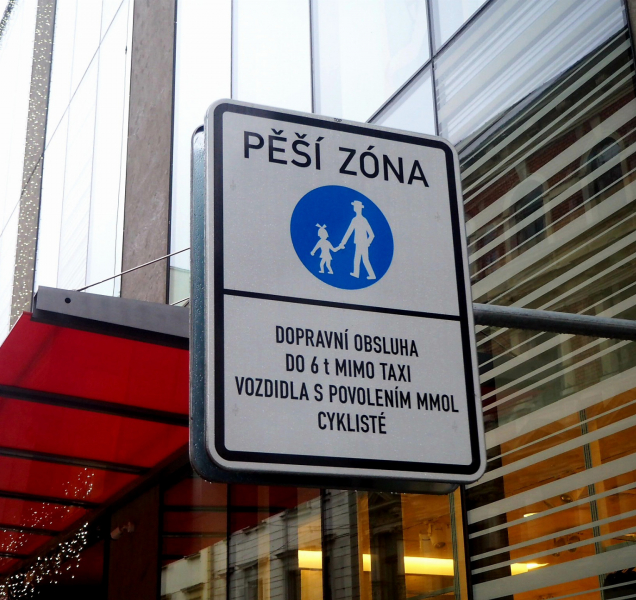 Do ulice 8. května se vrátil život, z části je pěší zóna