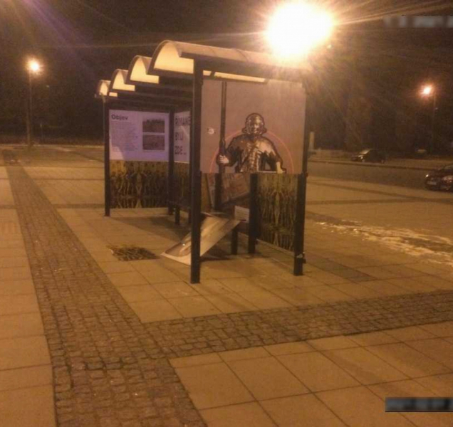 Agresor si svůj vztek vybil na zastávce MHD