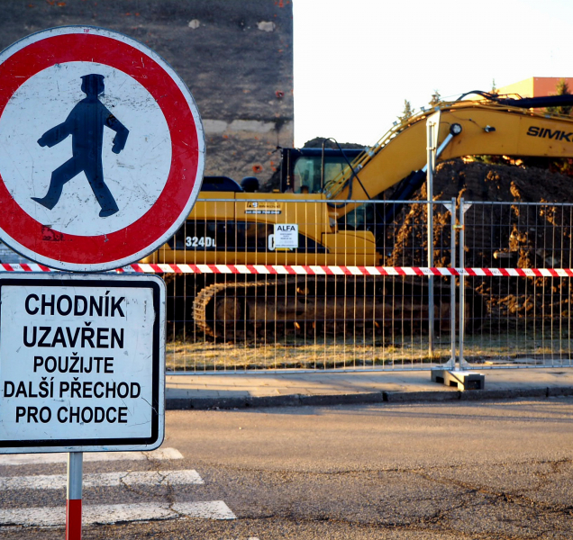 Stavba tramvajové trati uzavřela cestu k zastávce Trnkova