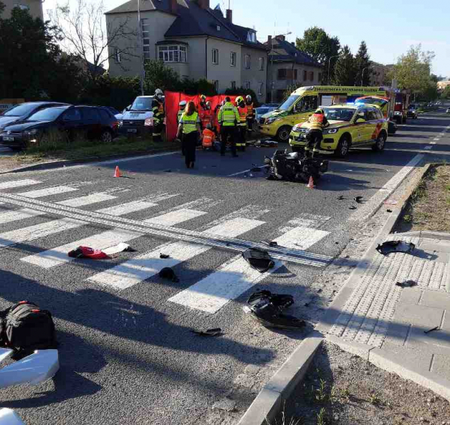 Při nehodě auta se skútrem v Olomouci zemřel člověk
