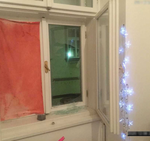 Neznámý vandal prohodil dlažební kostku oknem