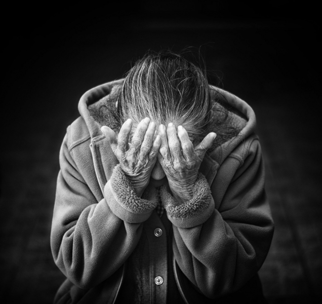 Dvojice spolupracujících zlodějů okradla seniorku z Mohelnicka