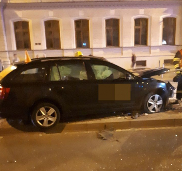 Taxikářka bourala na tramvajovém ostrůvku v Palackého ulici